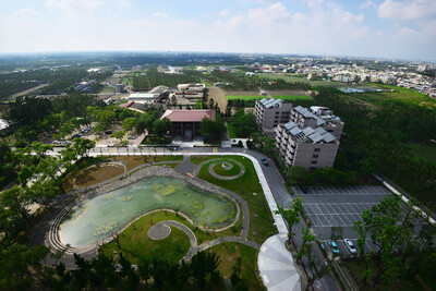 屏商校區圖資大樓4-生態池鳥瞰圖(總務處提供)